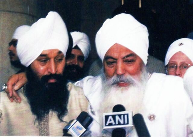 Satpal Singh Ji with Siri Singh Sahib Ji speaking to the press in India, 1999 satpal singh ji